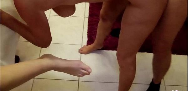  Deutsche Mutter trickst Steif Tochter und ihren Freund mit Massage zum Dreier aus - German MILF